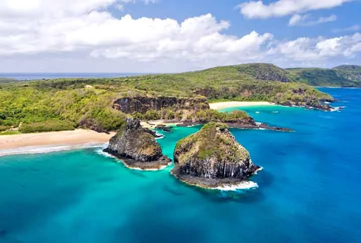 Hoje, a ilha de Fernando de Noronha Ã© um dos destinos turÃ­sticos mais famosos do Brasil e abriga algumas das praias mais bonitas do mundo!-Snow-surf - WikimÃ©dia Commons