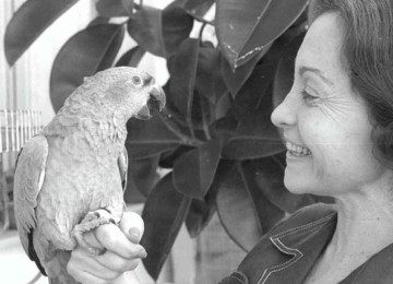 Lea Goldstein correu um abaixo-assinado no condomínio para que os moradores atestassem que Tzitzutzi não causava problema -  (crédito: Luiz Alfredo/O Cruzeiro/Arquivo EM - Setembro de 1972)