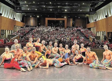Bailarinos do Corpo após apresentação de 