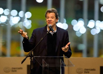 Fernando Haddad apanha dentro do governo e do mercado finaneiro

 -  (crédito: MIGUEL SCHINCARIOL/AFP)