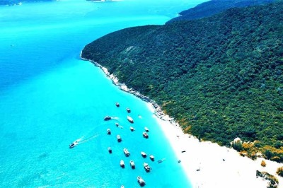 Conhecida como o "Caribe brasileiro", Arraial do Cabo é um dos destinos mais impressionantes do litoral fluminense. Entre suas inúmeras atrações naturais, a Praia do Farol se destaca como um verdadeiro tesouro. -  (crédito:  Reprodução do Youtube Guilherme Spengler)