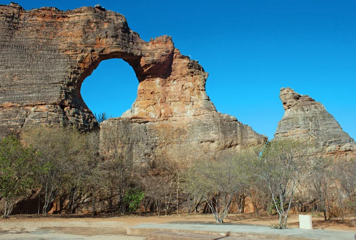 O Parque Nacional da Serra da Capivara, no Piauí, abriga o que pode ser o primeiro registro de um beijo artístico da humanidade. A informação foi publicada nas redes sociais Instituto Chico Mendes de Conservação da Biodiversidade (ICMBio). "O primeiro registro artístico de beijo é brasileiro e pode ter ocorrido em um parque nacional", diz o texto.


 -  (crédito: Artur Warchavchik - Wikimédia Commons)