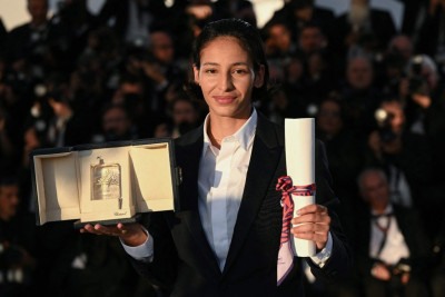 A atriz francesa Nadia Melliti posa durante uma sessão de fotos com seu troféu após ganhar o prêmio de Melhor Atriz por sua participação no filme 'La petite derniere' -  (crédito: Bertrand Guay/ AFP)