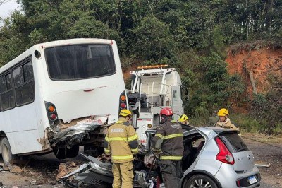  Carro de eio, que seguia no sentido Belo Horizonte, saiu da pista e atingiu a traseira do veículo de viagem que estava parado na lateral da BR-040 -  (crédito: CBMMG / Divulgação)