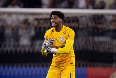 HUGO - Elástico, salvou o Corinthians quando Rony saiu livre, em sua frente. No segundo tempo, voou para pegar uma falta na forquilha de Scarpa. Goleiraço! - NOTA: 7,5 - Foto: Rodrigo Coca/Agência Corinthians  -  (crédito: Foto: Rodrigo Coca/Agência Corinthians)