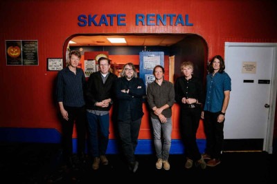Nels Cline, Mikael Jorgensen, Jeff Tweedy, John Stirrat, Pat Sansone e Glenn Kotche, que formam a banda indie norte-americana, se apresentam hoje em São Paulo -  (crédito: Akash Wadhwani/Divulgação)