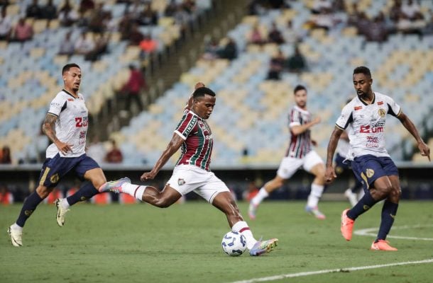 ÁRIAS:  Estava suminido no primeiro tempo até tirar uma jogada da cartola e gerar o primeiro gol do Fluminense. Depois, ou a participar mais do jogo e o time cresceu na partida. NOTA: 7,0  - 