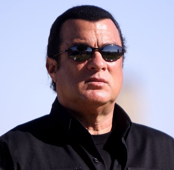 Steven Seagal: O ator tinha o péssimo hábito de zombar de colegas e dublês nos sets de filmagem. Ele já chegou ao cúmulo de chutar e jogar alguns contra a parede. “Eu estou no comando. Tudo que eu disser aqui é lei”, teria dito ele certa vez durante uma gravação.