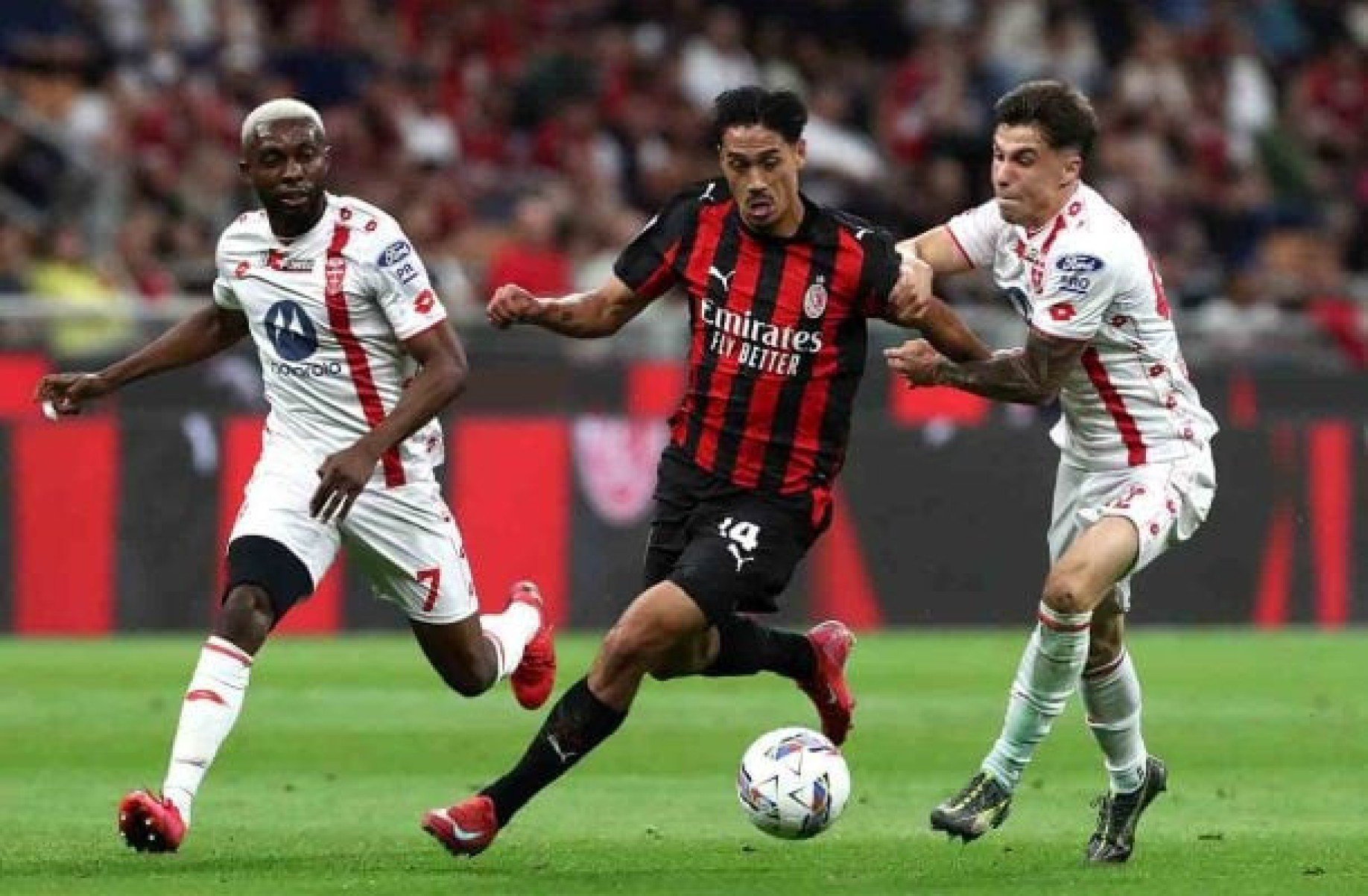 Milan vence em casa, mas termina temporada sob vaias