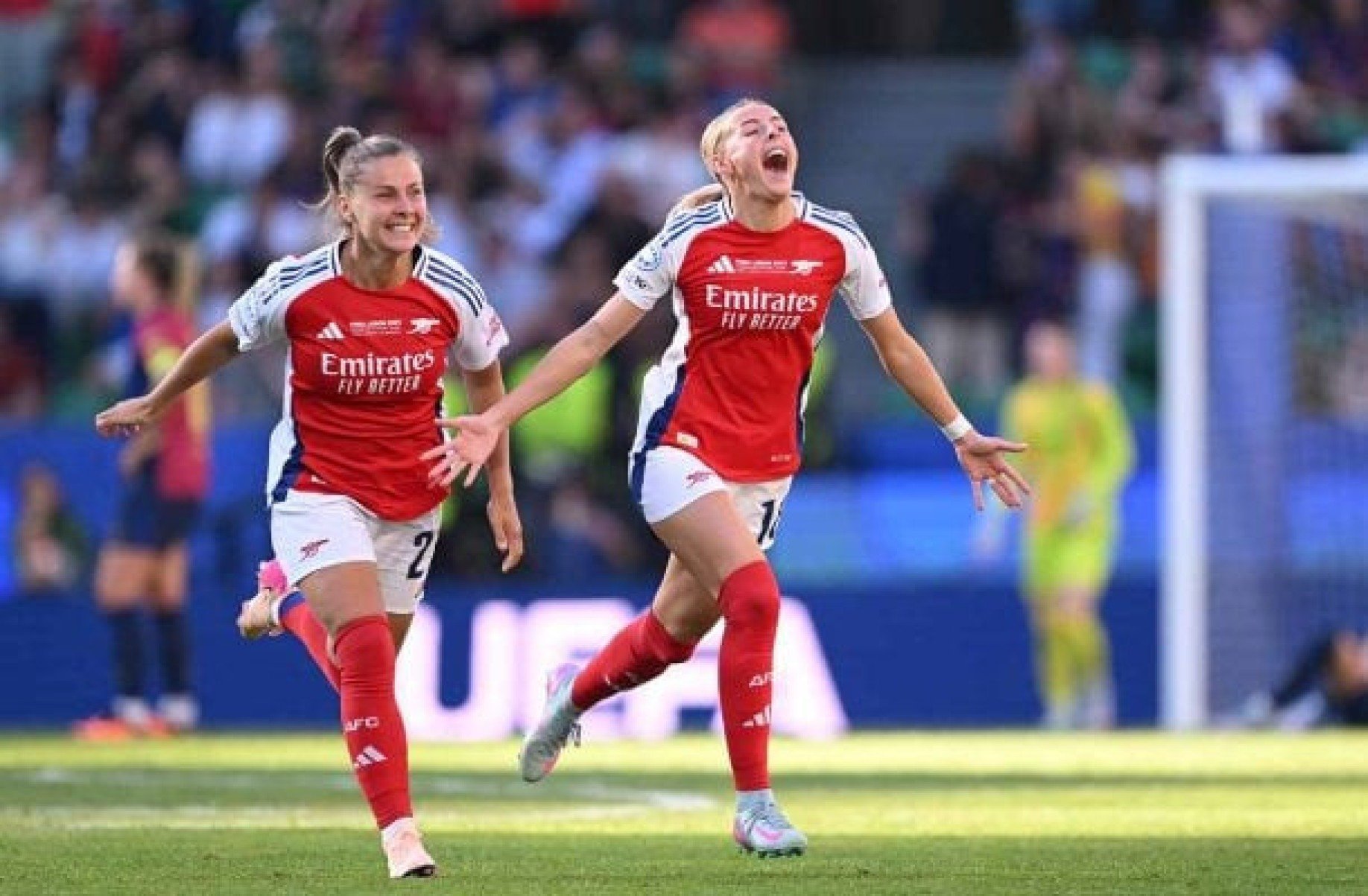 Arsenal vence o Barcelona e é campeão da Champions Feminina