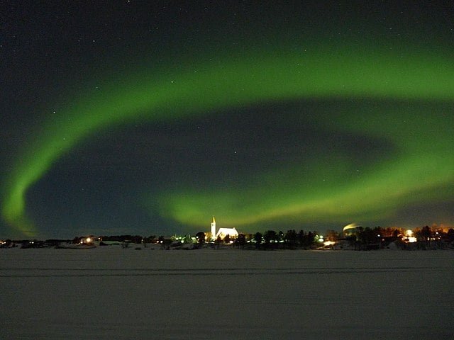 No hemisf&eacute;rio norte, a aurora boreal ocorre no Alasca, Canad&aacute;, Groel&acirc;ndia, Isl&acirc;ndia, Noruega, Su&eacute;cia, Finl&acirc;ndia e R&uacute;ssia.-Javier Casado Tirado/Wikimedia Commons
