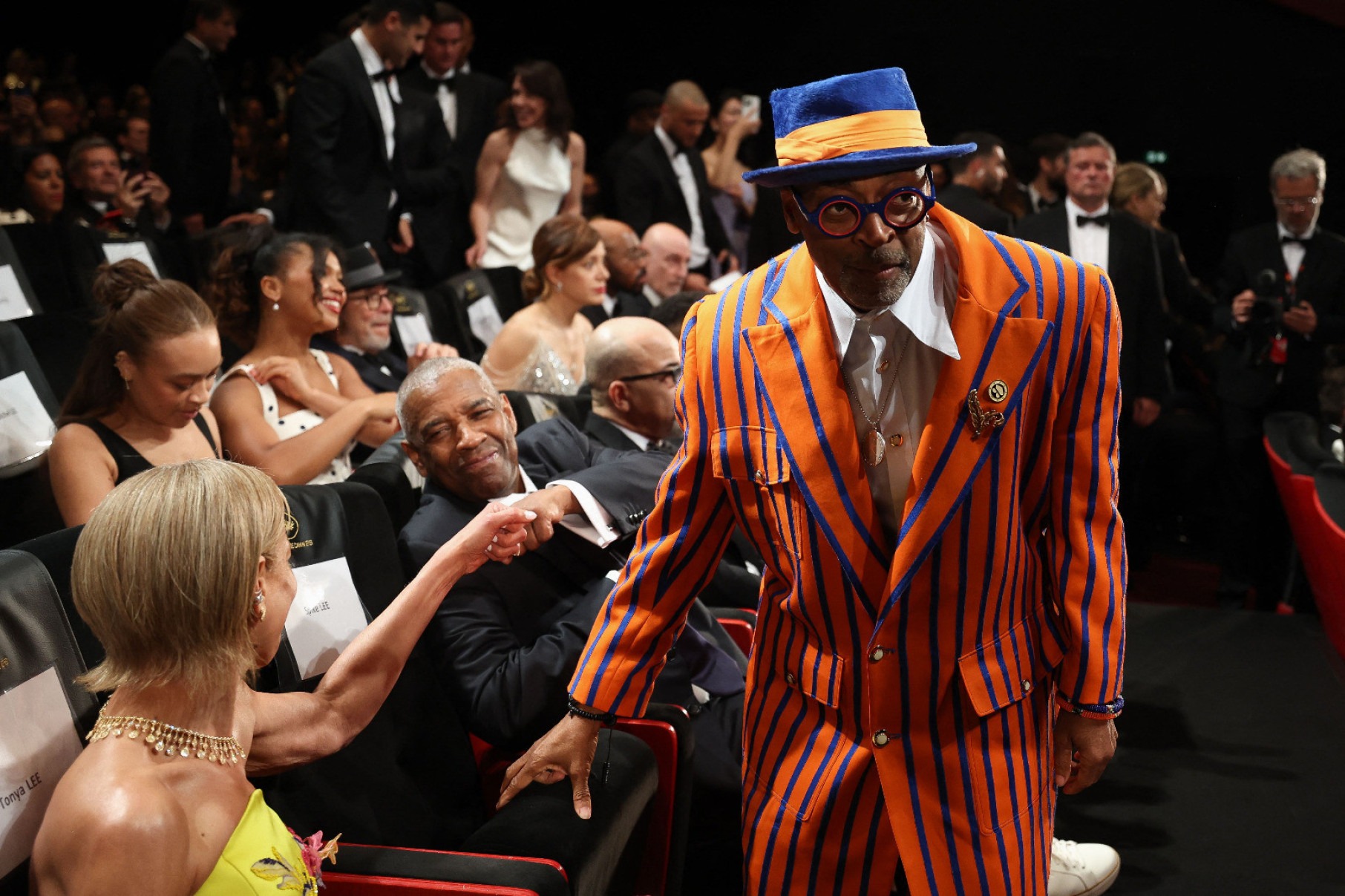 O multicolorido cineasta Spike Lee optou por terno laranja e chapéu azul-Valery Hache/AFP