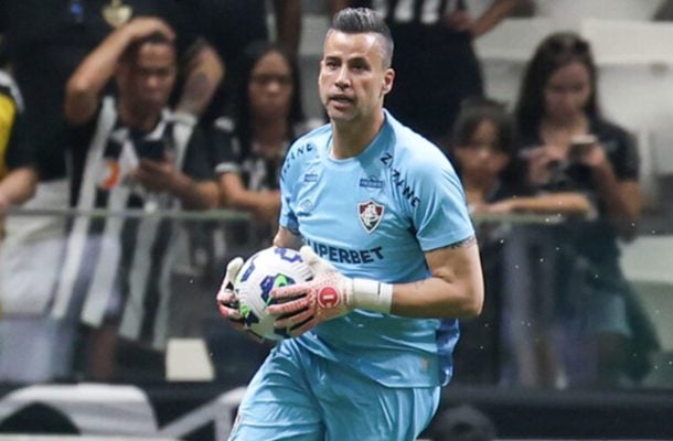 FÁBIO: Fez boa defesa que evitou um possível segundo do Vasco, ainda no primeiro tempo. No restante do jogo, não foi muito exigido. NOTA: 6,5 - 