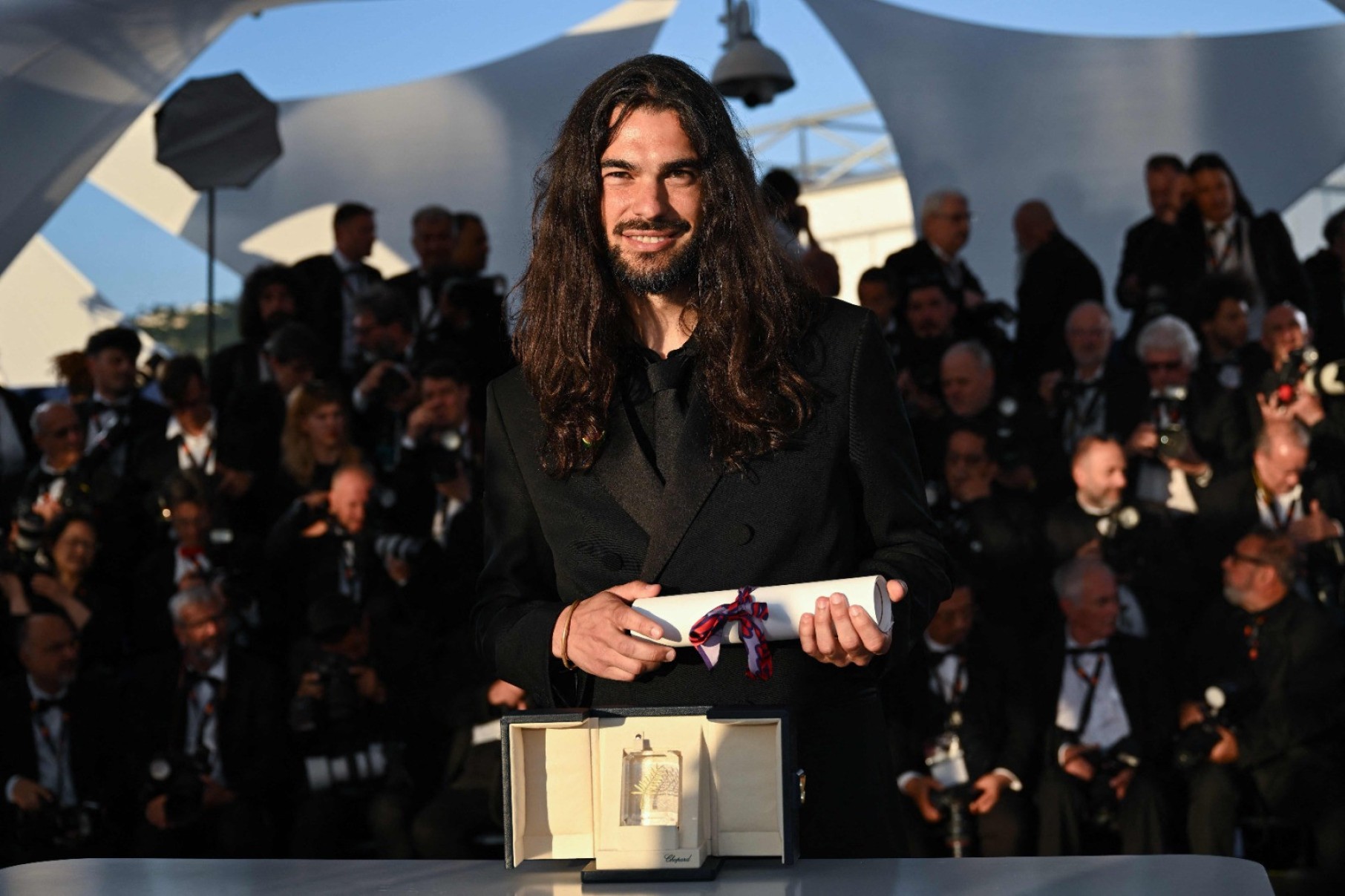 O diretor de cinema franco-espanhol Oliver Laxe posa durante uma sessão de fotos após ganhar o Prêmio do Júri pelo filme 'Sirat'-Bertrand Guay/ AFP