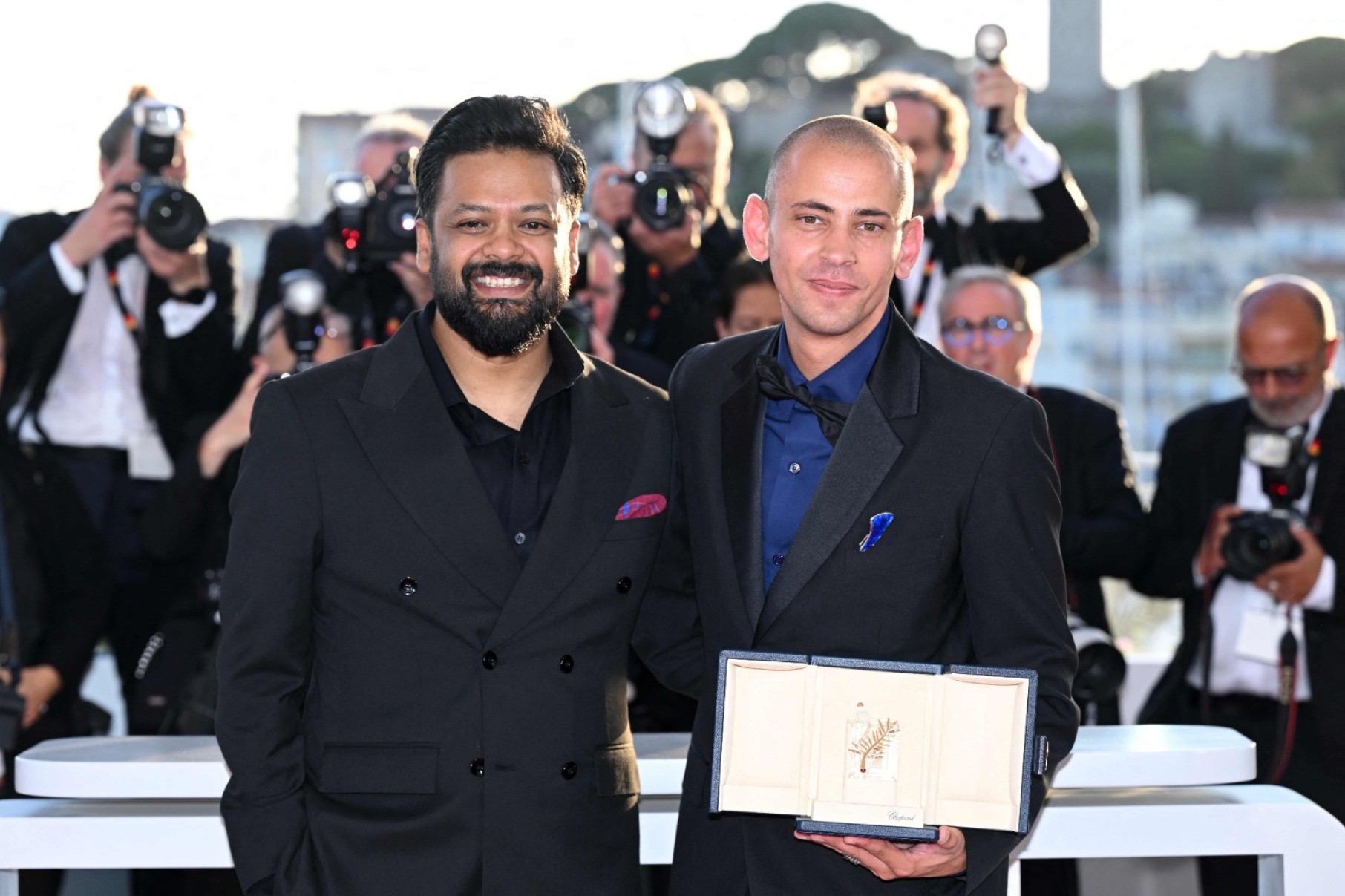O diretor Adnan Al Rajeev e o ator francês Tawfeek Barhom posarem durante uma sessão de fotos após ganharem o Prêmio de Curta-Metragem pelo filme 'I'm glad you're dead now'. Anahi ganhou a Palma de Ouro pelo filme 'Un simple accident'-Miguel Medina/AFP
