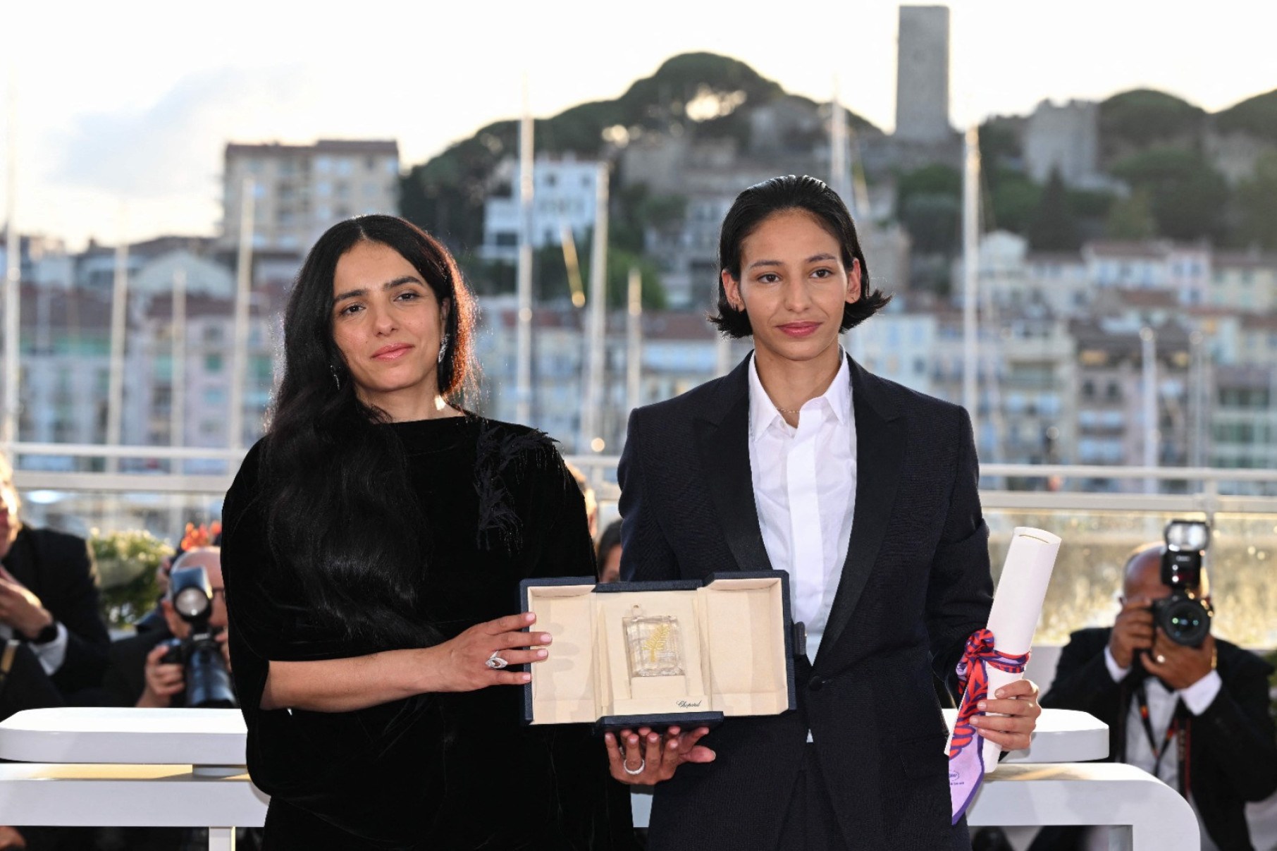 A atriz francesa Nadia Melliti (à direita) posa com a diretora e roteirista francesa Hafsia Herzi durante uma sessão de fotos com seu troféu após ganhar o prêmio de Melhor Atriz por sua participação no filme 'La petite derniere'-Miguel Medina/AFP
