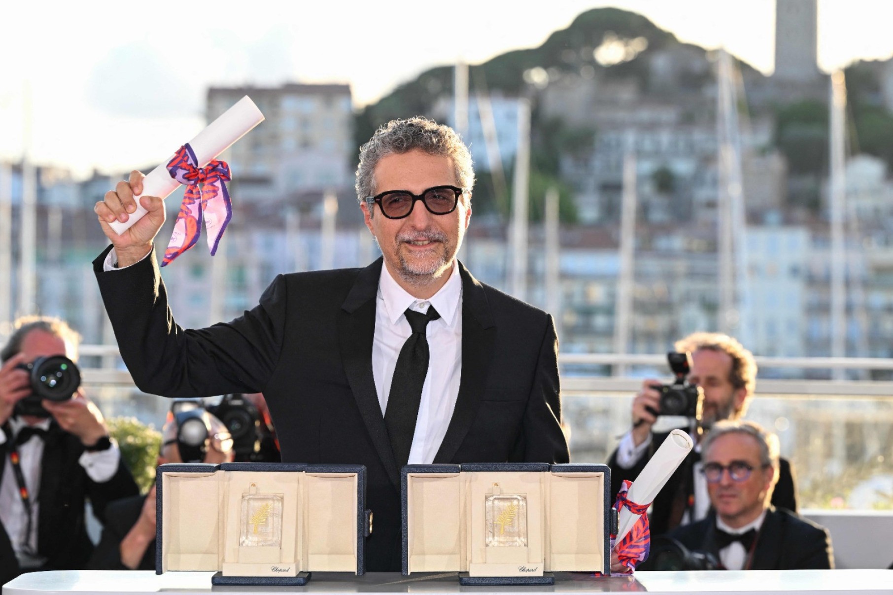 O diretor brasileiro Kleber Mendonça Filho posa com o prêmio de Melhor Diretor pelo filme 'O Agente Secreto'-Miguel Medina/AFP