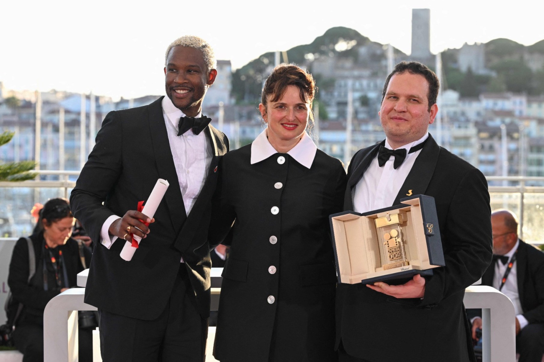 O diretor britânico Akinola Davies Jr. posa em uma sessão de fotos após receber uma menção honrosa ao prêmio Camera d'Or pelo filme 