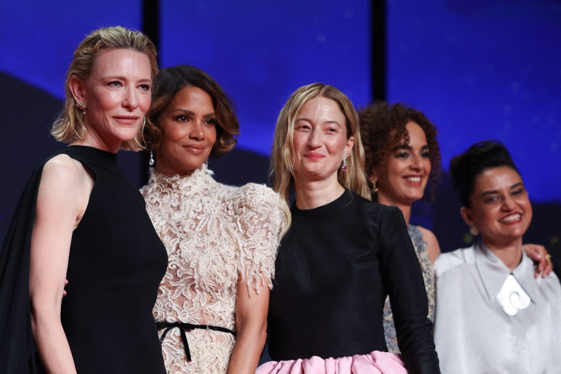 (Da esquerda para a direita) A atriz australiana Cate Blanchett, atriz americana e as integrantes do júri do 78º Festival de Cinema de Cannes Halle Berry, atriz italiana Alba Rohrwacher, a escritora e jornalista franco-marroquina Leila Slimani e a cineasta indiana Payal Kapadia-Valery Hache/AFP
