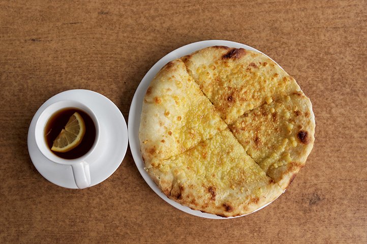 Isso não significa que a Geórgia não possua uma identidade própria. O país tem uma cultura regional na gastronomia. Alguns exemplos são o khinkali (bolinhos de carne), da região montanhosa oriental; o Akija, característico dos Mingérios, e o khachapuri (foto), prato típico de Imerícia, Mingrélia e Ajária.