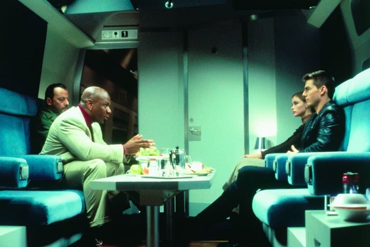 "Missão Impossível" (1996) serviu não só para introduzir Ethan Hunt (Tom Cruise), como também a equipe do IMF (Impossible Missions Force), que se tornou marcante durante toda a saga.
