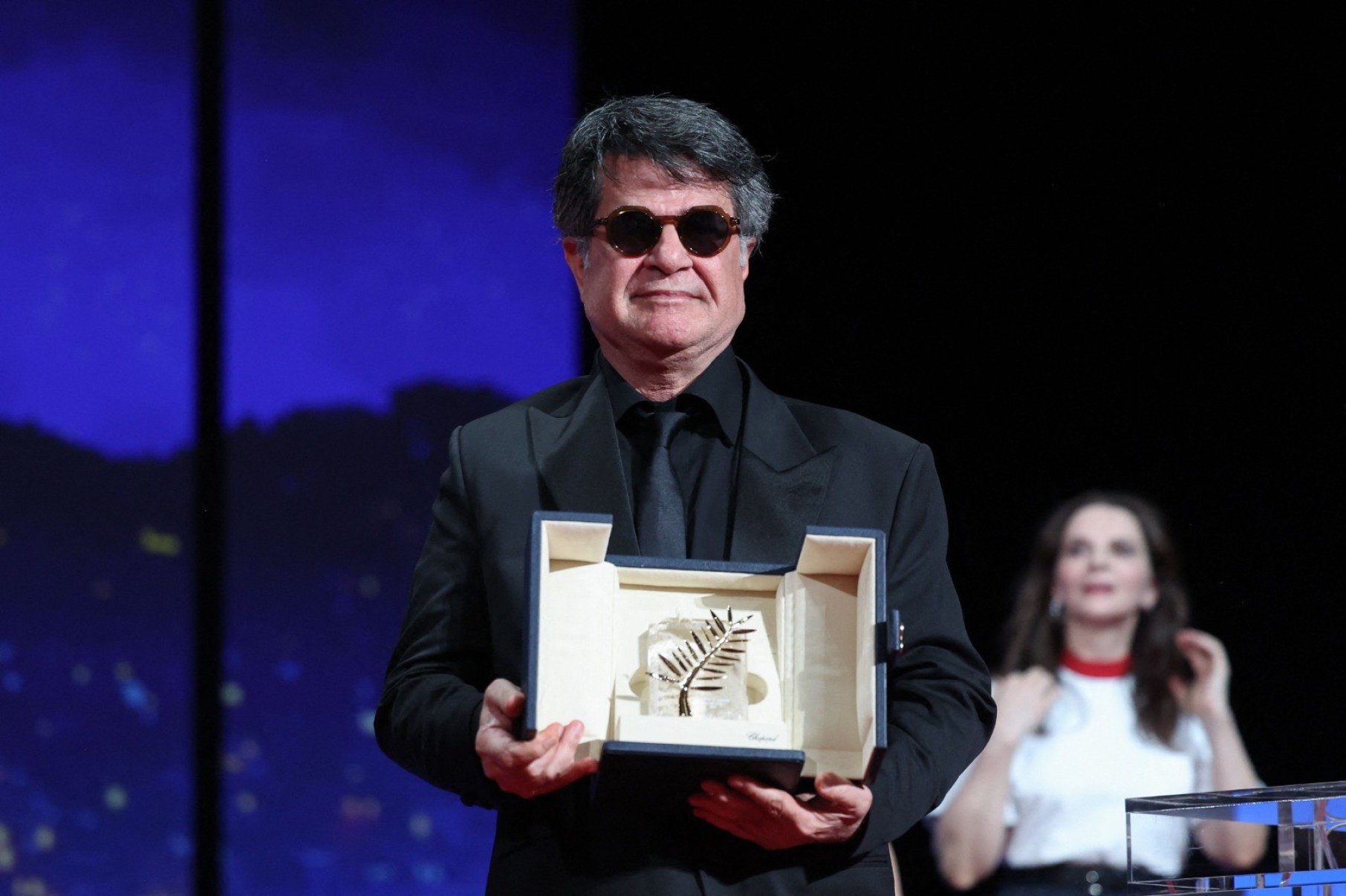 O diretor, roteirista e produtor iraniano Jafar Panahi após ganhar a Palma de Ouro pelo filme 'Un simple accident', durante a cerimônia de encerramento da 78ª edição do Festival  de Cannes -  (crédito: Valery Hache /AFP)