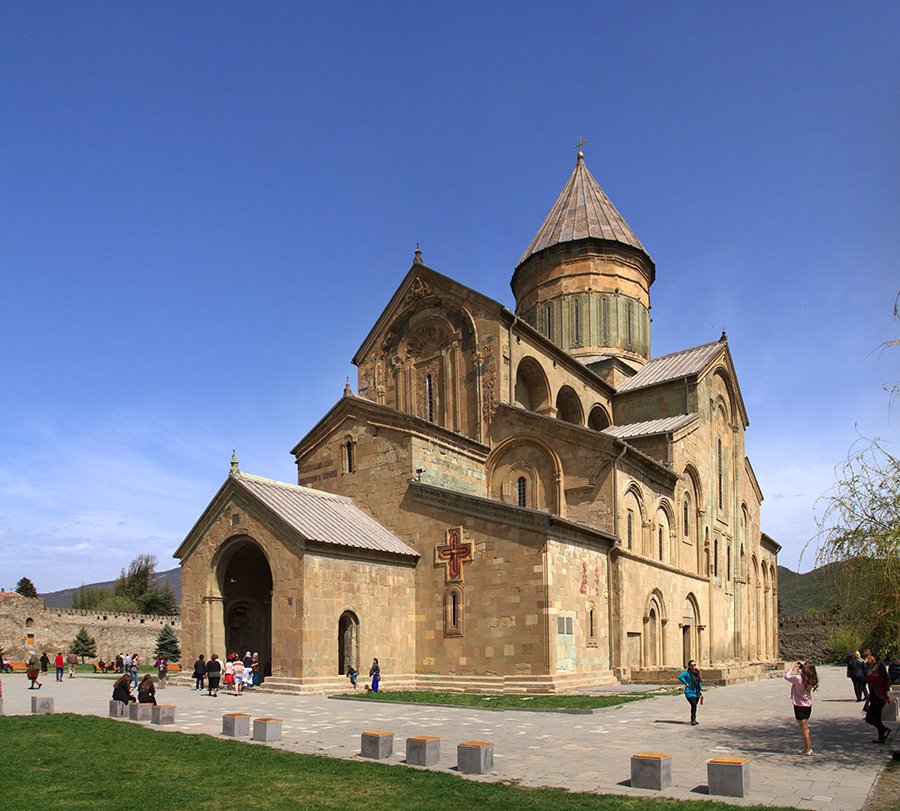 Outro patrimônio reconhecido pela instituição internacional é a Catedral Svetitskhoveli, construída entre os séculos IV e V, e que fica na cidade Mtskheta, a noroeste da capital Tbilisi.