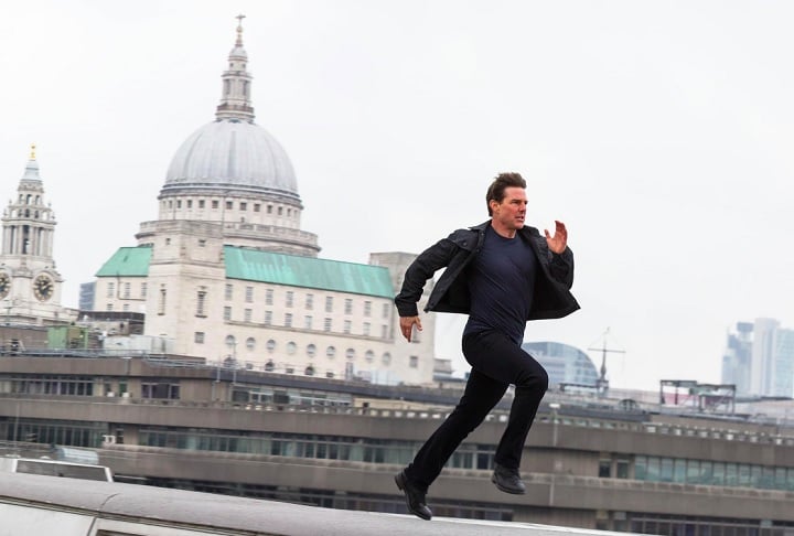 Baseada na série de TV homônima dos anos 1960, a saga se tornou um marco no gênero de espionagem e ação graças às suas cenas eletrizantes, reviravoltas narrativas e um protagonista disposto a realizar ele mesmo suas acrobacias.