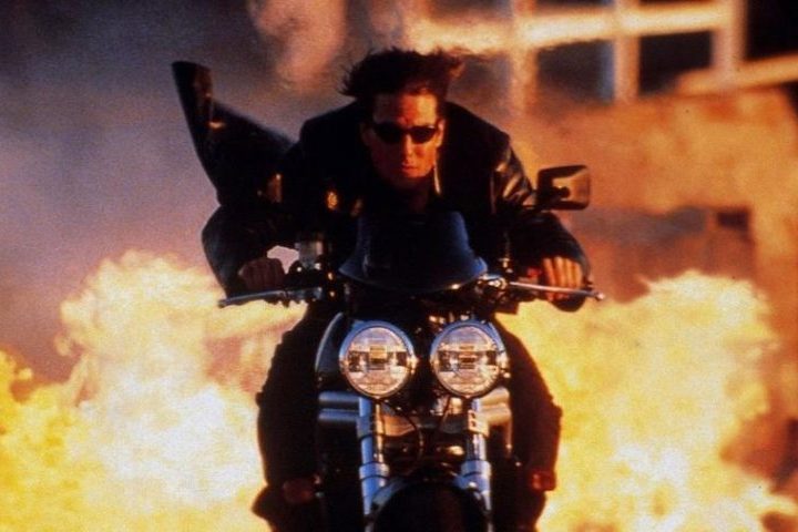 Em "Missão: Impossível 2" (2000), com direção de John Woo, a franquia começou a ganhar cenas de ação mais estilizadas, incluindo uma perseguição de moto no deserto.