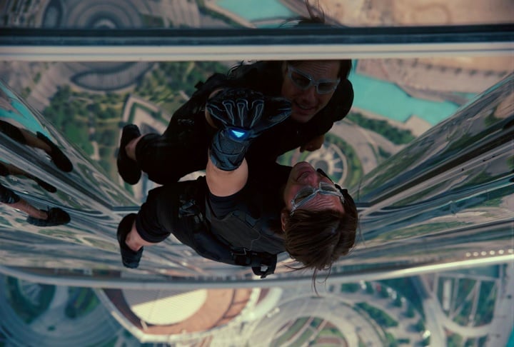A partir do quarto filme, "Protocolo Fantasma" (2011), dirigido por Brad Bird, a franquia ganhou novo fôlego, com cenas espetaculares como a escalada do Burj Khalifa, em Dubai, realizada por Tom Cruise sem dublê.