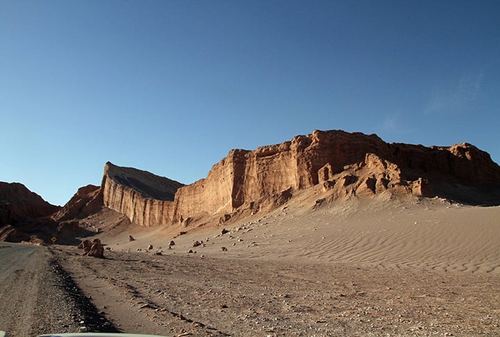 Assim, a evaporação das águas é impedida deixando a massa de ar local seca e gerando o clima árido do Deserto do Atacama, no Chile -Imagem de Monica Volpin por Pixabay