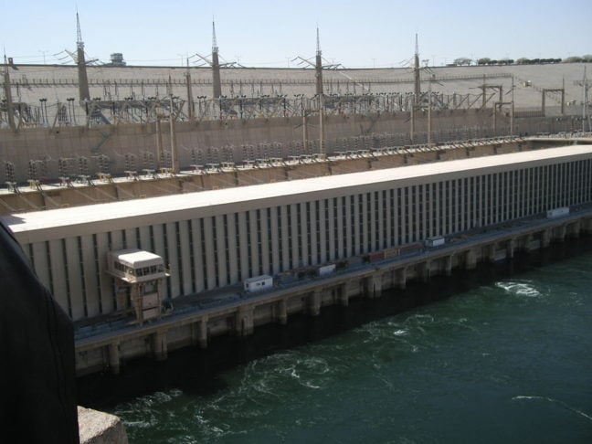 A Barragem de Assuã, construída no Egito na década de 1960, foi uma das obras de engenharia mais importantes para controlar as inundações sazonais e garantir um fluxo de água mais constante, além de produzir eletricidade para o país.