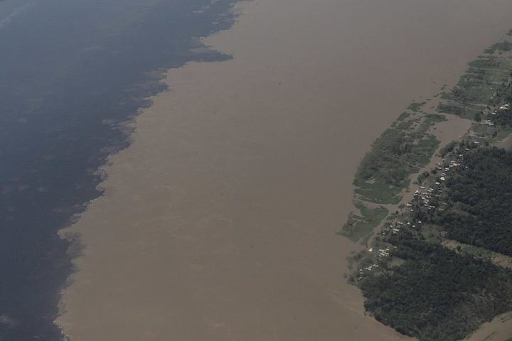 O o à cidade de Parintins se dá principalmente por barco ou avião, já que não há ligação terrestre direta com Manaus, a capital do estado.