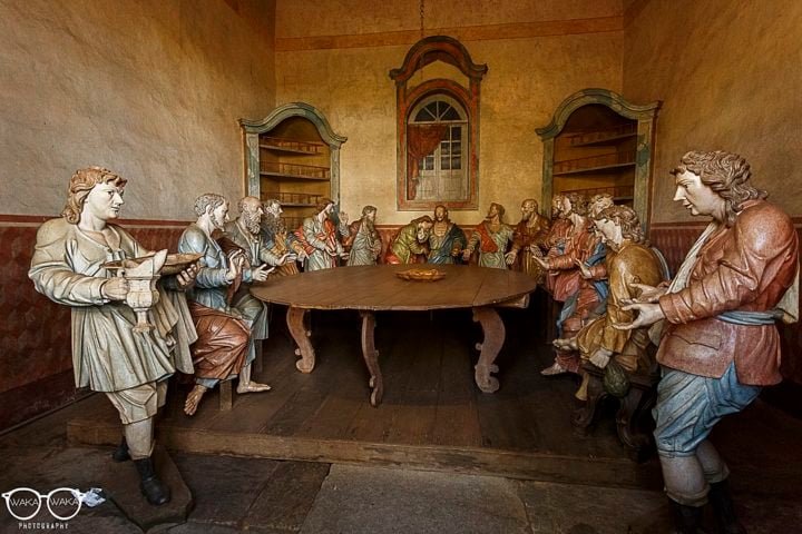 As esculturas retratam cenas como a Última Ceia, a Prisão de Jesus e a Crucificação, com uma dramaticidade e realismo que costumam emocionar os visitantes.