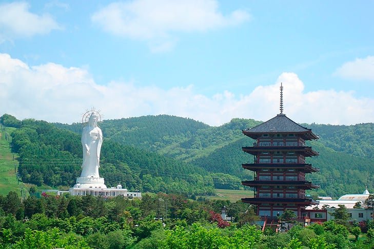 Hokkaido Kannon (Japão) - 88m - Fica em Ashibetsu, Hokkaido.  A estátua tem 20 andares com espaços para devoção e uma plataforma com vista panorâmica para a cidade. Construída em 1989. 