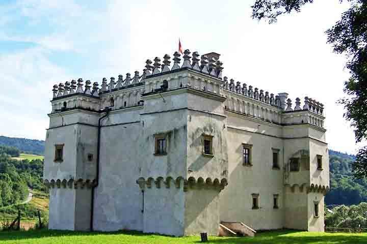 Por fim, na vila existem casas históricas transportadas da Sibéria, que contam a história de poloneses exilados.