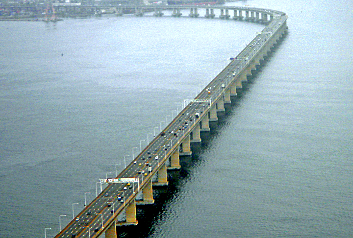Com cerca de 480 mil habitantes, Niterói é conectada à capital pela famosa Ponte Rio-Niterói, uma das mais longas da América Latina, com cerca de 13 quilômetros de extensão.