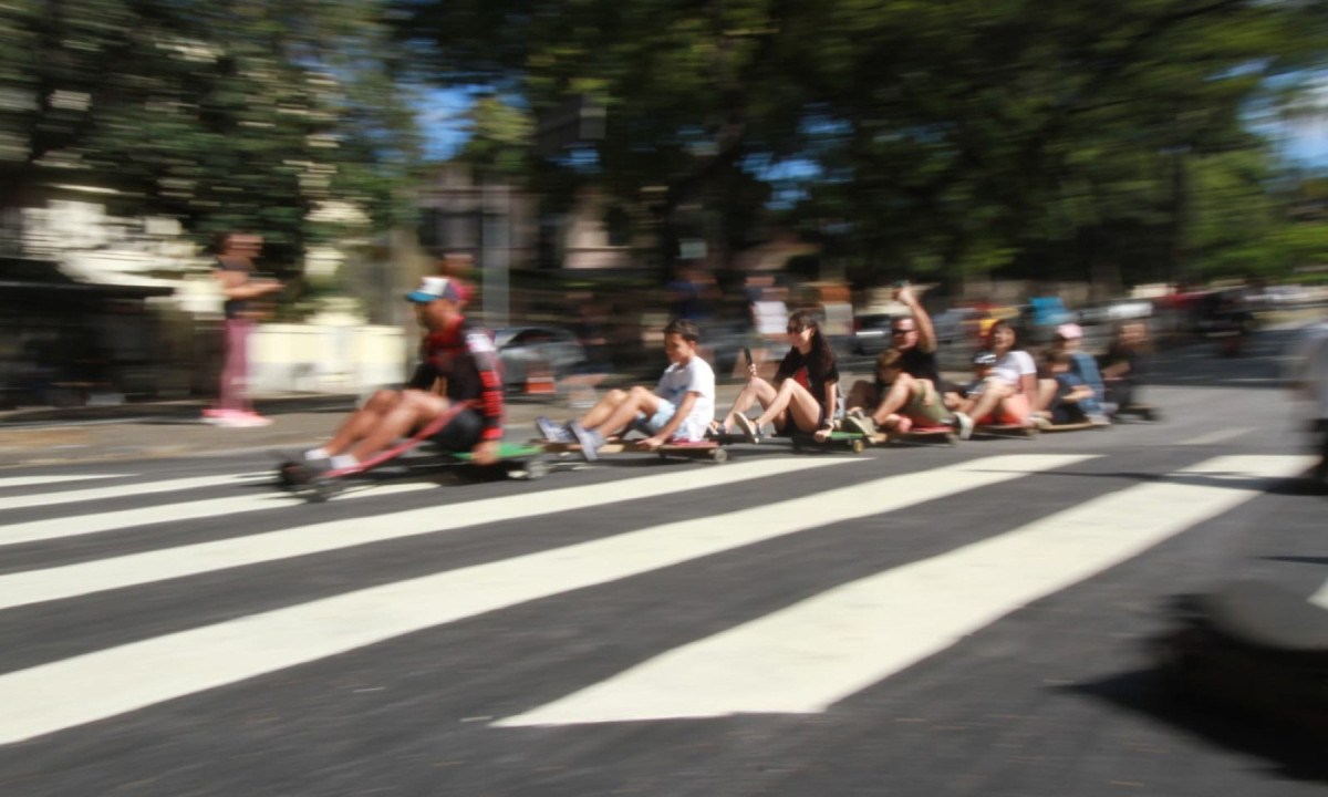 Avenida Cristóvão Colombo, na Região Centro-Sul de Belo Horizonte, se transformou em uma pista de corrida de carrinhos de rolimã, neste domingo (25/5) -  (crédito: Edésio Ferreira / EM / D.A Press)