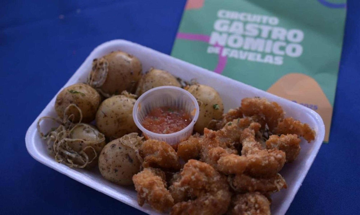 Trio da Lua leva pedaços de frango empanado, batata bolinha em conserva e geleia de pimenta agridoce