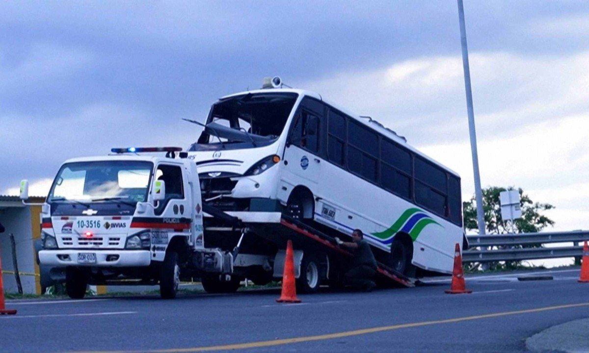 Micro-ônibus acidentado na Colômbia é rebocado