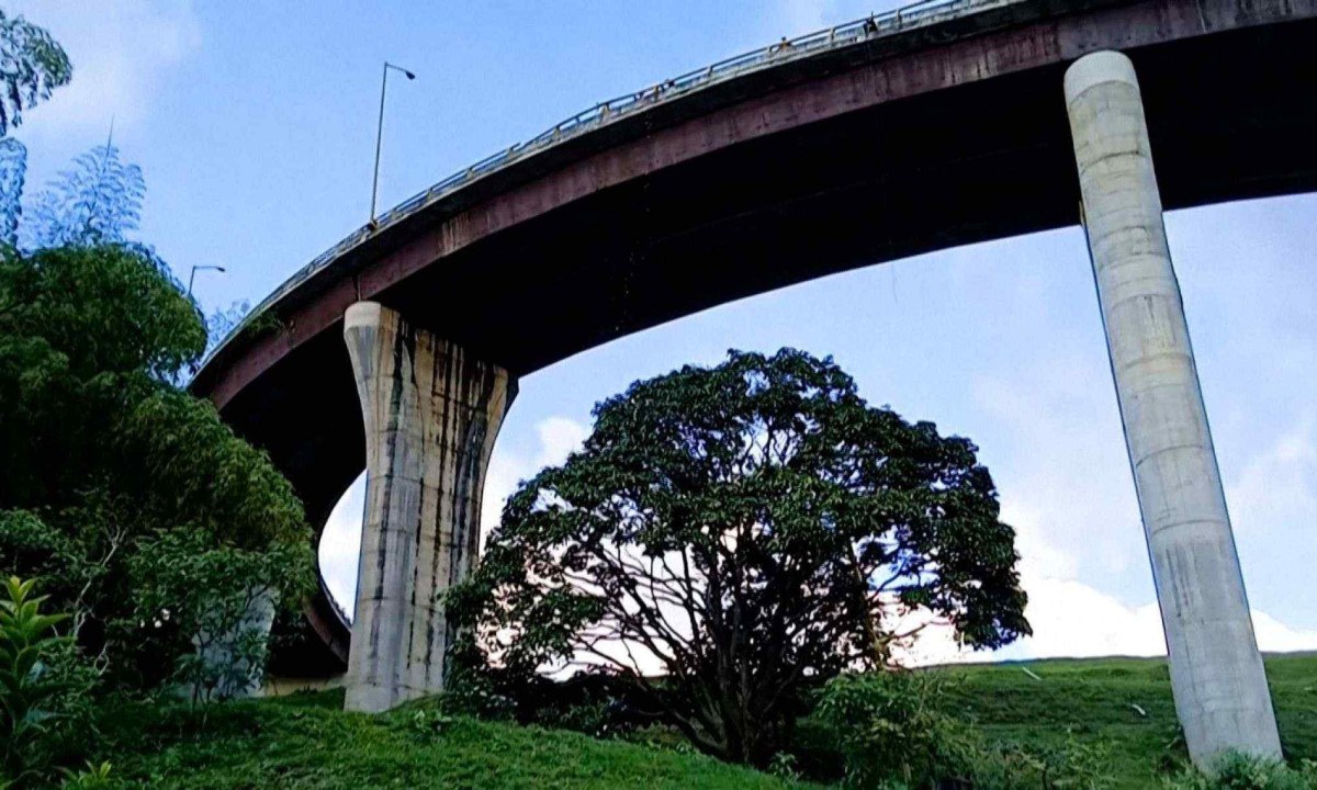 Ponte onde ocorreu o acidente com o ônibus, que matou 10 estudantes universitários na Colômbia -  (crédito: AFP)