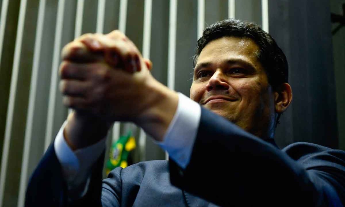 Alcolumbre fere a verdade e o bom senso. Falara em Alcolumbre fere a verdade e o bom senso. Falara em