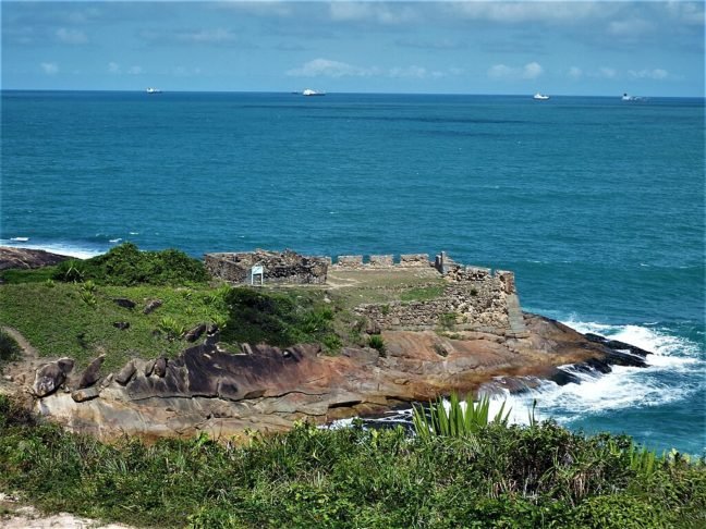 Durante o período colonial, o estado se tornou um importante centro econômico devido à produção de açúcar, o que atraiu a atenção de potências estrangeiras, como os holandeses, que invadiram e ocuparam a região entre 1630 e 1654. 