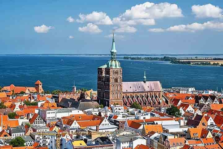 A cidade fica localizada no norte da Europa, abrangendo partes da Alemanha e da Polônia, ao longo do Mar Báltico.