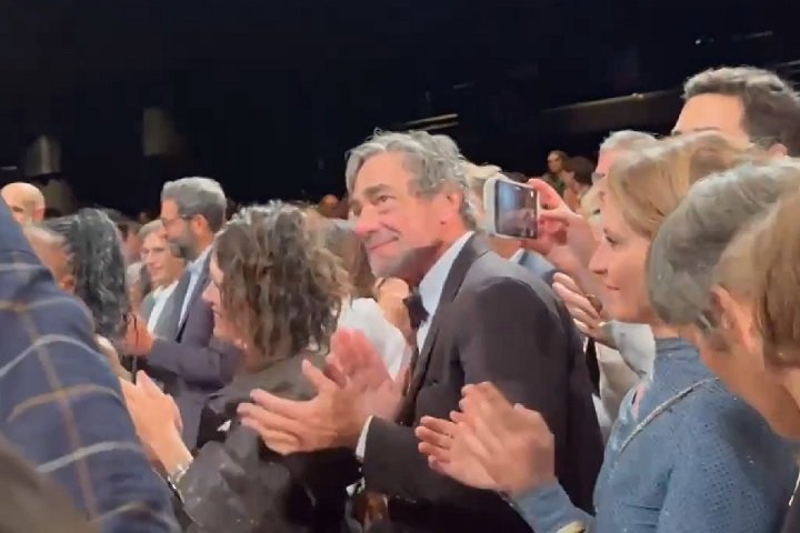 O longa arrancou uma longa salva de palmas. "A mais longa e entusiasmada [ovação] que já vi até agora — 15 minutos (com discursos) e toneladas de franceses gritando 'Bravo!' da sacada", escreveu uma jornalista do Washington Post, no X.