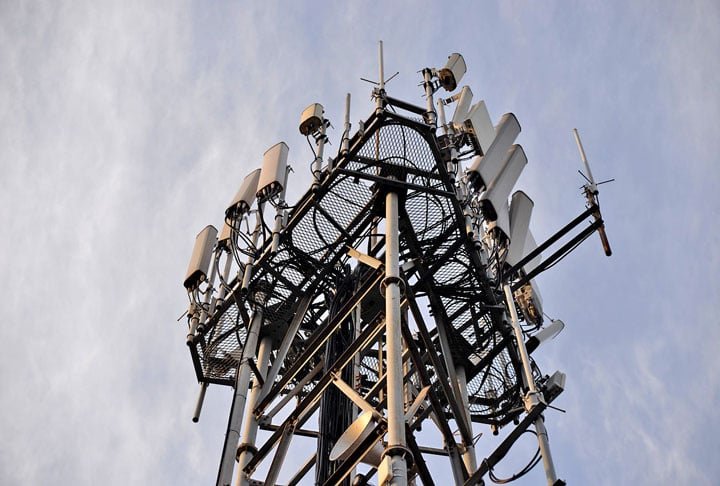 O professor adverte que os sistemas de aterramento não solucionam a questão: "Conduzir correntes indutivas para a superfície da Terra pode ter um efeito oposto, resultando na possibilidade real de danificar o que originalmente estava seguro".