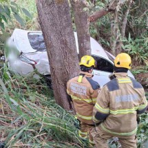 MG: homem morre ao cair com o carro em buraco às margens de rodovia - Reprodução/CBMMG