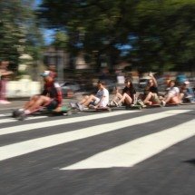 Carrinhos de rolimã aceleram e disputam corrida em avenida de BH - Edésio Ferreira / EM / D.A Press