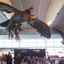 Para desgosto dos fãs: Estátua gigante de ‘O Senhor dos Anéis’ é retirada de aeroporto - Reprodução/X/@CeriJPhillips1