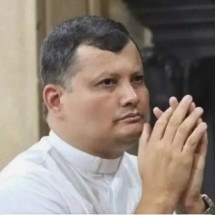Padre desaparecido é encontrado preso em telhado - Redes sociais/Reprodução